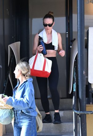 olivia-wilde-leaves-a-gym-in-los-angeles-06-02-2025-0.jpg