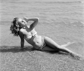 Abbe Lane - Lyol1jBgVA1r31119o1 500.jpg