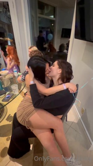 Alinity_Fandy_Lesbian_French_Kiss_PPV_Onlyfans_Video_Leaked-BHFVTE.jpg