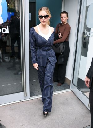 sydney-sweeney-leaves-heart-breakfast-show-in-london-06-10-2025-3.jpg