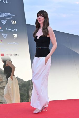 alison-brie-at-2025-taormina-film-festival-in-taormina-06-11-2025-2.jpg
