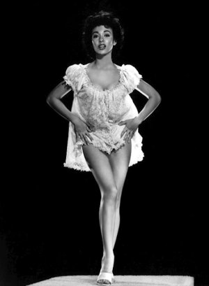 Rita Moreno -Lu44x8D5VM1qkg32eo1 R1.jpg
