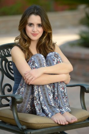 Laura-Marano-Feet-2115768.jpg