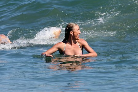 Cameron Diaz - Bikini Malibu4.jpg
