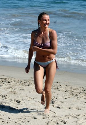 Cameron Diaz - Bikini Malibu8.jpg