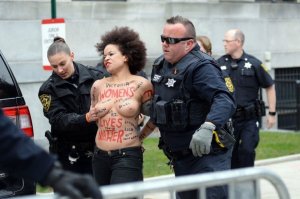 TheFappeningBlog.com - Nicolle Rochelle Topless 1.jpg