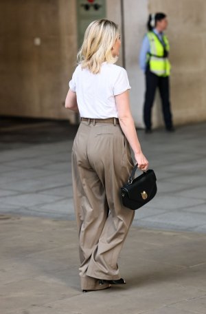 mollie-king-arrives-at-bbc-studios-in-london-06-16-2025-0.jpg