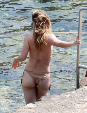 olivia-wilde-in-bikini-at-a-beach-in-taormina-06-14-2025-3.jpg