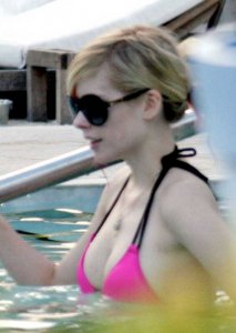 AvrilLavigne-PinkBikini1.jpg