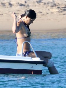 michelle-rodriguez-pubes-bikini-malfunction-0807-12-760x1013.jpg