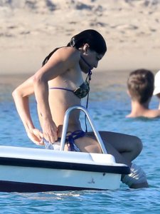 michelle-rodriguez-pubes-bikini-malfunction-0807-10-760x1013.jpg