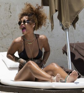 Rihanna-in-a-Bikini-19.jpg