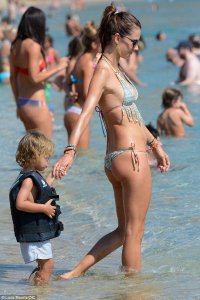 Alessandra-Ambrosio-Bikini-20.jpg