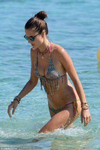 Alessandra-Ambrosio-Bikini-27.jpg