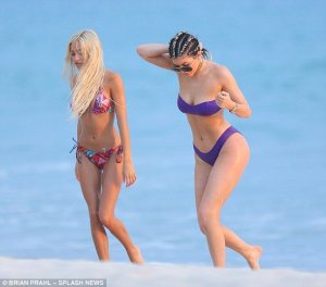 Kylie-Jenner-in-a-Bikini-2.jpg