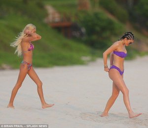 Kylie-Jenner-in-a-Bikini-17.jpg
