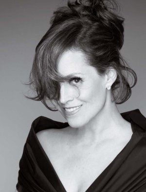 Sigourney Weaver PehamlyY5F1u4fjsto.jpg