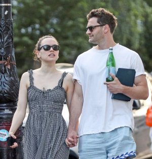 daisy-ridley-and-tom-bateman-out-in-primrose-hill-06-22-2025-5.jpg