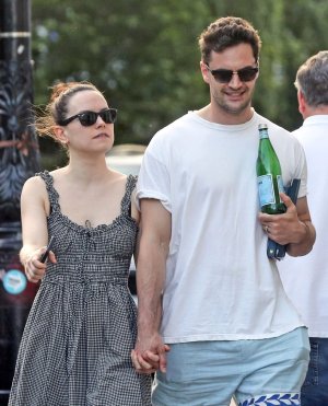 daisy-ridley-and-tom-bateman-out-in-primrose-hill-06-22-2025-4.jpg
