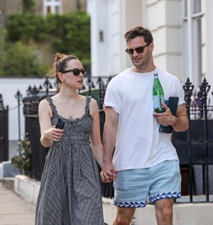 daisy-ridley-and-tom-bateman-out-in-primrose-hill-06-22-2025-3.jpg