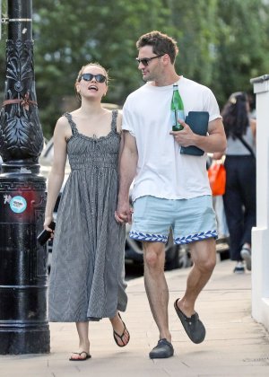 daisy-ridley-and-tom-bateman-out-in-primrose-hill-06-22-2025-1.jpg