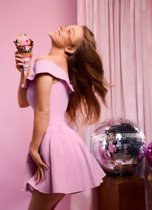 sydney-sweeney-baskin-robbins-sweet-on-sydney-campaign-june-2025-8.jpg