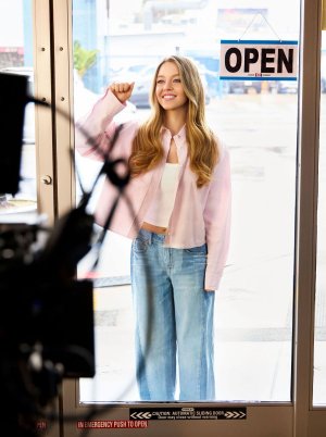 sydney-sweeney-baskin-robbins-sweet-on-sydney-campaign-june-2025-3.jpg