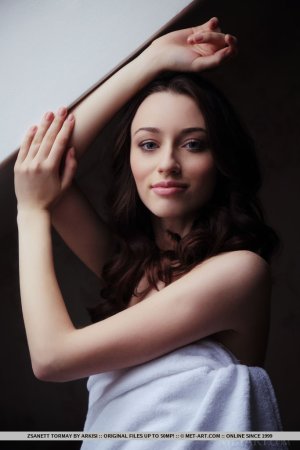 zsanett-tormay-virkni-01 thefappeningblog.com.jpg