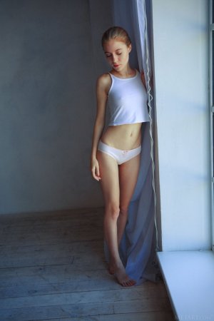 shayla-is-in-her-bedroom-stripping-and-posing-in-nude-on-the-bed-01 thefappeningblog.com.jpg