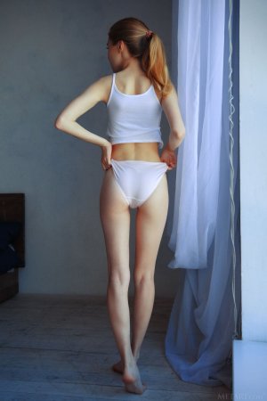 shayla-is-in-her-bedroom-stripping-and-posing-in-nude-on-the-bed-04 thefappeningblog.com.jpg