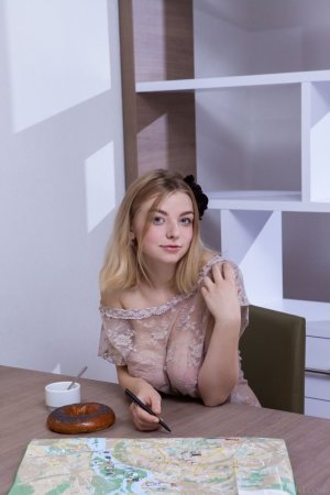 if-you-love-chicks-with-big-tits-than-sit-back-and-enjoy-this-blonde-beauty-01 thefappeningblo...jpg