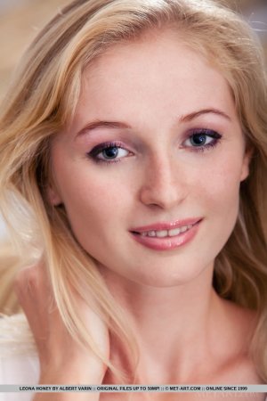 lonely-blonde-leona-honey-needs-some-company-01 thefappeningblog.com.jpg