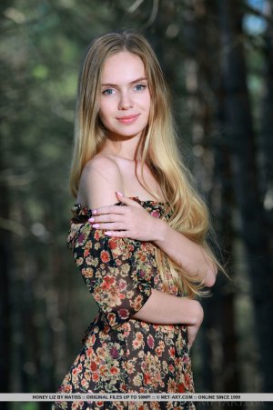 sexy-honey-liz-goes-to-the-woods-to-strip-and-tease-02 thefappeningblog.com.jpg