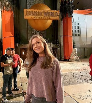 68613157-11851441-Reunion_Jurassic_Park_stars_Ariana_Richards_and_Joe_Mazzello 1.jpg