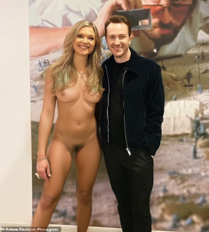 68613157-11851441-Reunion_Jurassic_Park_stars_Ariana_Richards_and_Joe_Mazzello fake.png