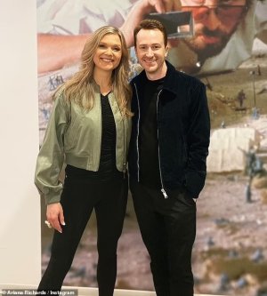 68613157-11851441-Reunion_Jurassic_Park_stars_Ariana_Richards_and_Joe_Mazzello.jpg