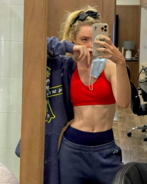 Kathryn Newton - Toned tummy & red sports bra - 26 Aug 2021IGpi0kxj_o.jpg