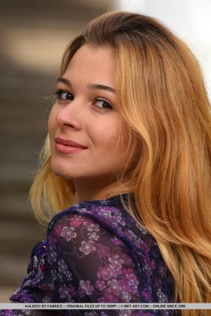 perfect-blonde-kaleesy-is-smoking-hot-on-the-stairs-02 thefappeningblog.com.jpg