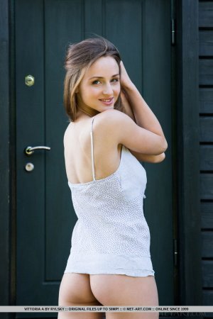 vittoria-a-scapo-01 thefappeningblog.com.jpg