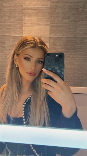 chloe amber rice chloeaer adayinsienna sienna day pornstar porn 9.jpg