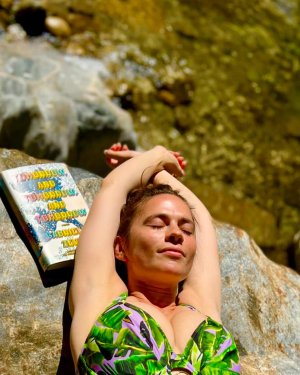 Hayley Atwell - Wearing a bikini top 300590682_atwell_02.jpg