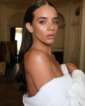 Todays makeup on @hannahjohnkamen A bronze sculpted dolphin skin, with a sexy twist. Skin prep...jpg