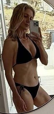 Elizabeth Mitchell - pics from Greece ME12BLA1_o.jpg