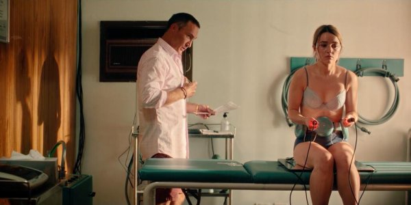 Kaitlyn Dever - Apple Cider Vinegar - S01E04_2.jpg