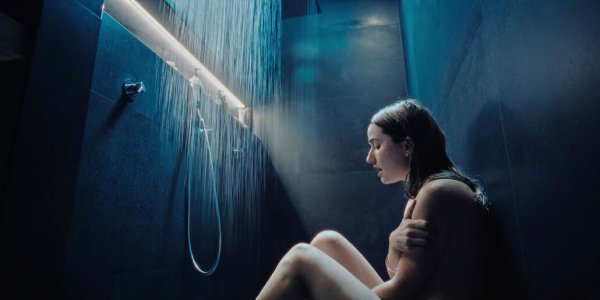 Kaitlyn Dever - Apple Cider Vinegar - S01E05_3.jpg