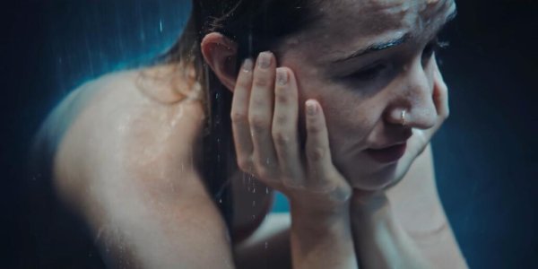 Kaitlyn Dever - Apple Cider Vinegar - S01E05_4.jpg