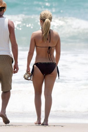 Hayden-Panettiere-Bikini-Pictures-At-The-Beach-In-2007-10.jpg