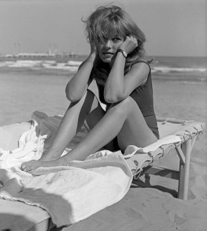 Jeanne Moreau -wiki 1155972.jpg