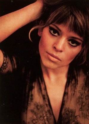 Edina Ronay -bbho2W4hA1v49r65o1.jpg