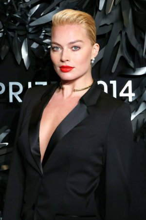 margot-robbie-at-hugo-boss-prize-2014-at-guggenheim-museum-in-upper-east-side-in-new-york-city...jpg
